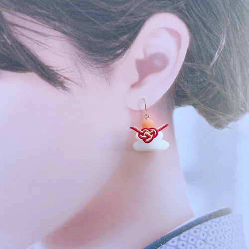 小さなミニチュア鏡餅 ドール小物 片耳ピアスイヤリングも可能 ピアス