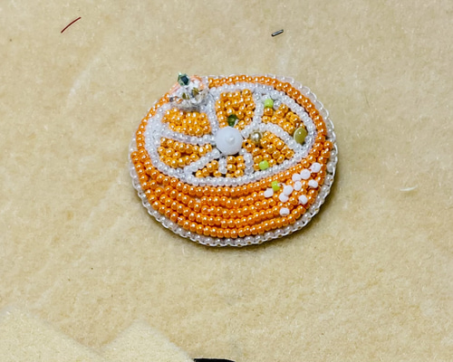 みかんのプチビーズ刺繍ブローチ ブローチ miwako1958 通販 16858746