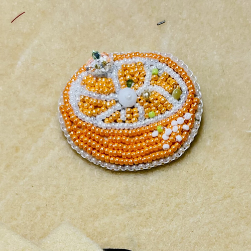 みかんのプチビーズ刺繍ブローチ ブローチ miwako1958 通販 16858746