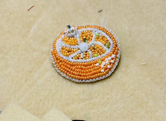 みかんのプチビーズ刺繍ブローチ ブローチ miwako1958 通販 16858746