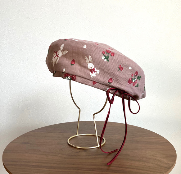 サイドリボン　うさぎと苺のコーデュロイベレー帽（ブラウン）　ベビー・キッズ 1枚目の画像