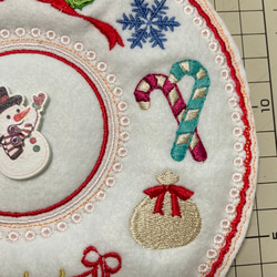 クリスマスリース　刺繍モチーフ　雪の結晶　キャンディー　手袋　クリスマスオーナメント　2023 3枚目の画像