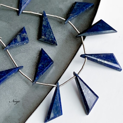 ラピスラズリAA++　フラットトライアングル２０×７×３mm 1粒　天然石パーツ 2枚目の画像