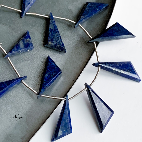 ラピスラズリAA++　フラットトライアングル２０×７×３mm 1粒　天然石パーツ 2枚目の画像