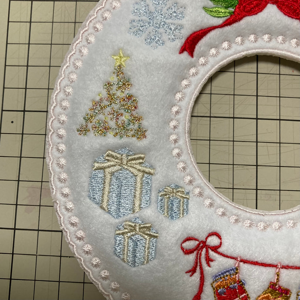 クリスマスリース　刺繍モチーフ　雪の結晶　キャンディー　毛糸の手袋　ガーランド　クリスマスオーナメント　2023 4枚目の画像