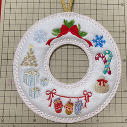 クリスマスリース　刺繍モチーフ　雪の結晶　キャンディー　毛糸の手袋　ガーランド　クリスマスオーナメント　2023 5枚目の画像