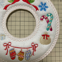 クリスマスリース　刺繍モチーフ　雪の結晶　キャンディー　毛糸の手袋　ガーランド　クリスマスオーナメント　2023 3枚目の画像