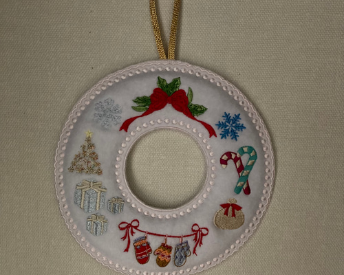 プチポアン刺繍のサンタミニミニリースオーナメント