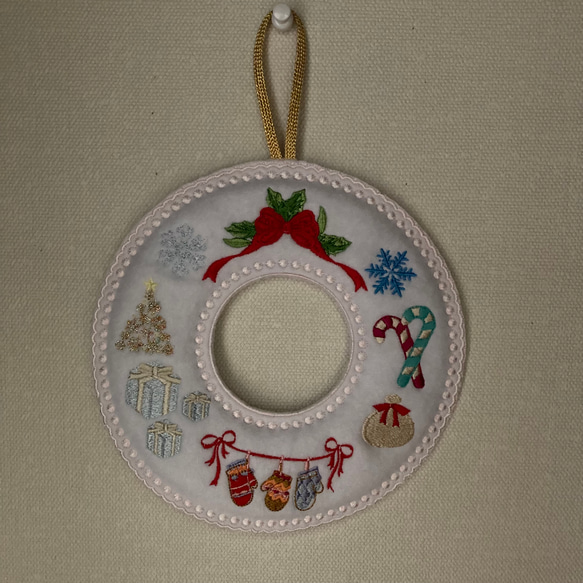 クリスマスリース　刺繍モチーフ　雪の結晶　キャンディー　毛糸の手袋　ガーランド　クリスマスオーナメント　2023 1枚目の画像