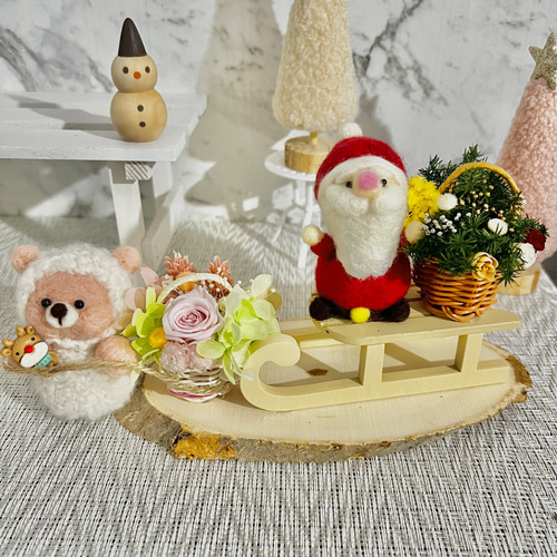ソリに乗ったサンタさん、ソリを引く雪だるまクマさん！クリスマス