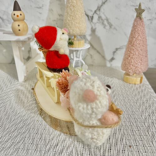 ソリに乗ったサンタさん、ソリを引く雪だるまクマさん！クリスマス