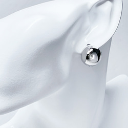 【1對】eje529約19毫米大球圓形銀色一觸式耳環 第3張的照片
