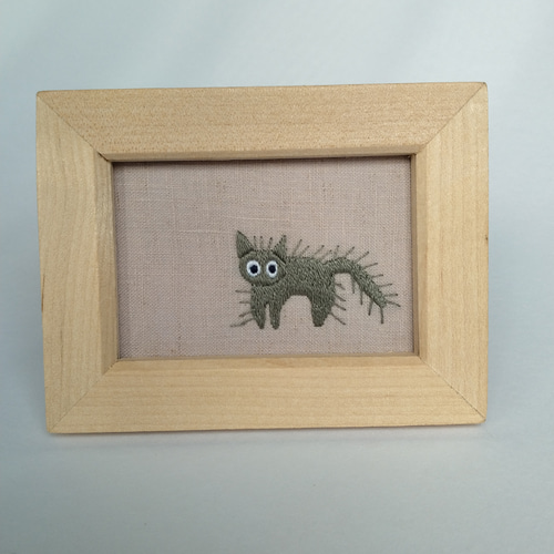 タ*ー様 ハンドメイド　ミニ刺繍フレーム　子猫とひよこのにらめっこ ハンドメイドミニ刺繍フレーム かごの中で居眠り猫ちゃん - メルカリ
