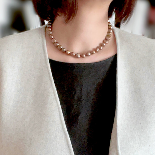 ショコラブラウン いびつな形が可愛い 大粒バロックパールのチョーカー  