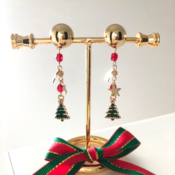小さなクリスマスツリーが揺れるイヤリング/ピアス 1枚目の画像
