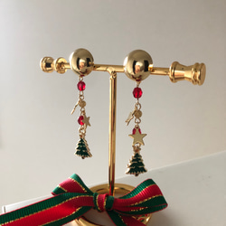 小さなクリスマスツリーが揺れるイヤリング/ピアス 3枚目の画像