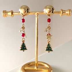小さなクリスマスツリーが揺れるイヤリング/ピアス 2枚目の画像