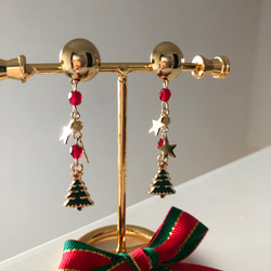 小さなクリスマスツリーが揺れるイヤリング/ピアス 4枚目の画像