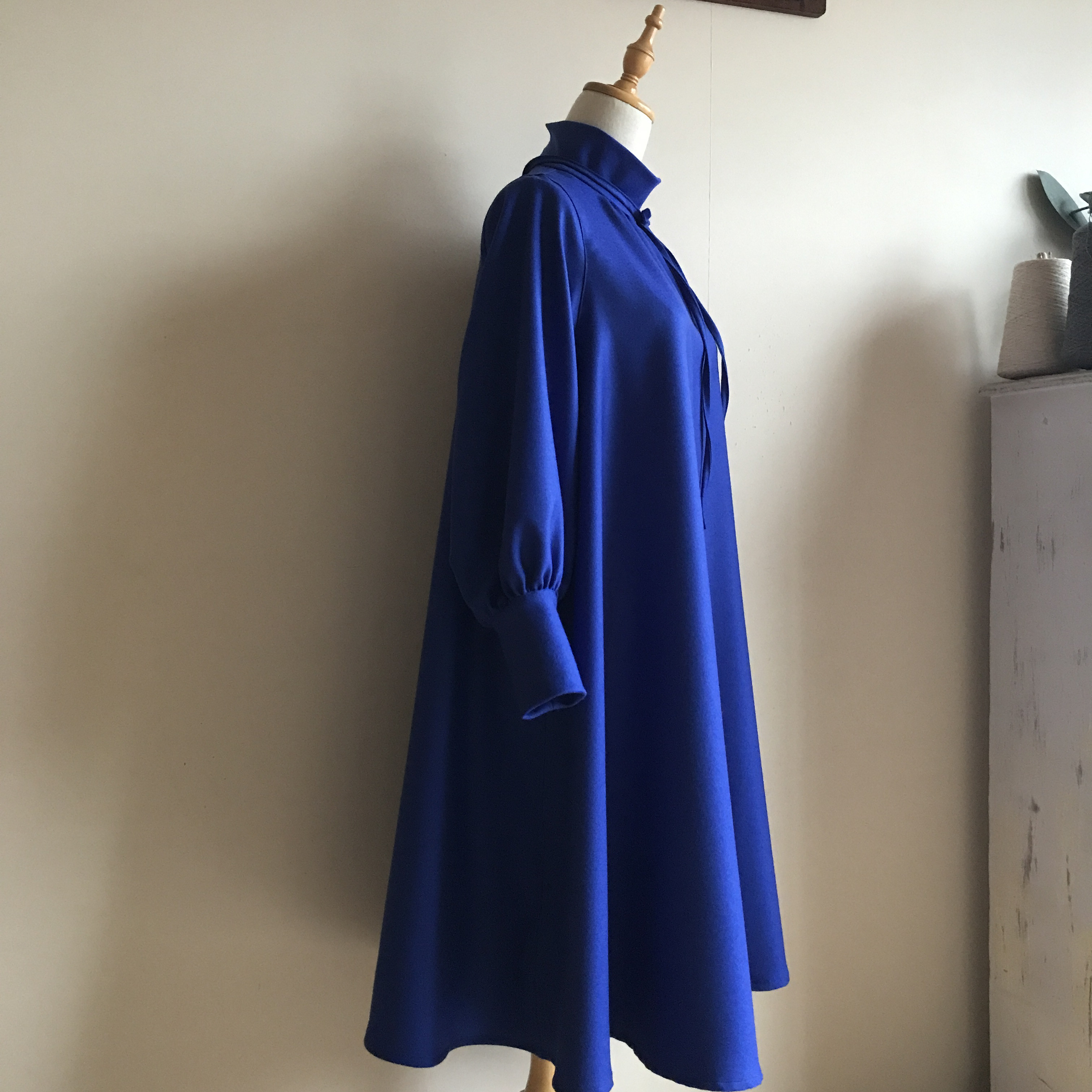 イタリア製ウールストレッチ（ロイヤルブルー）で作ったハイネックフレアワンピース