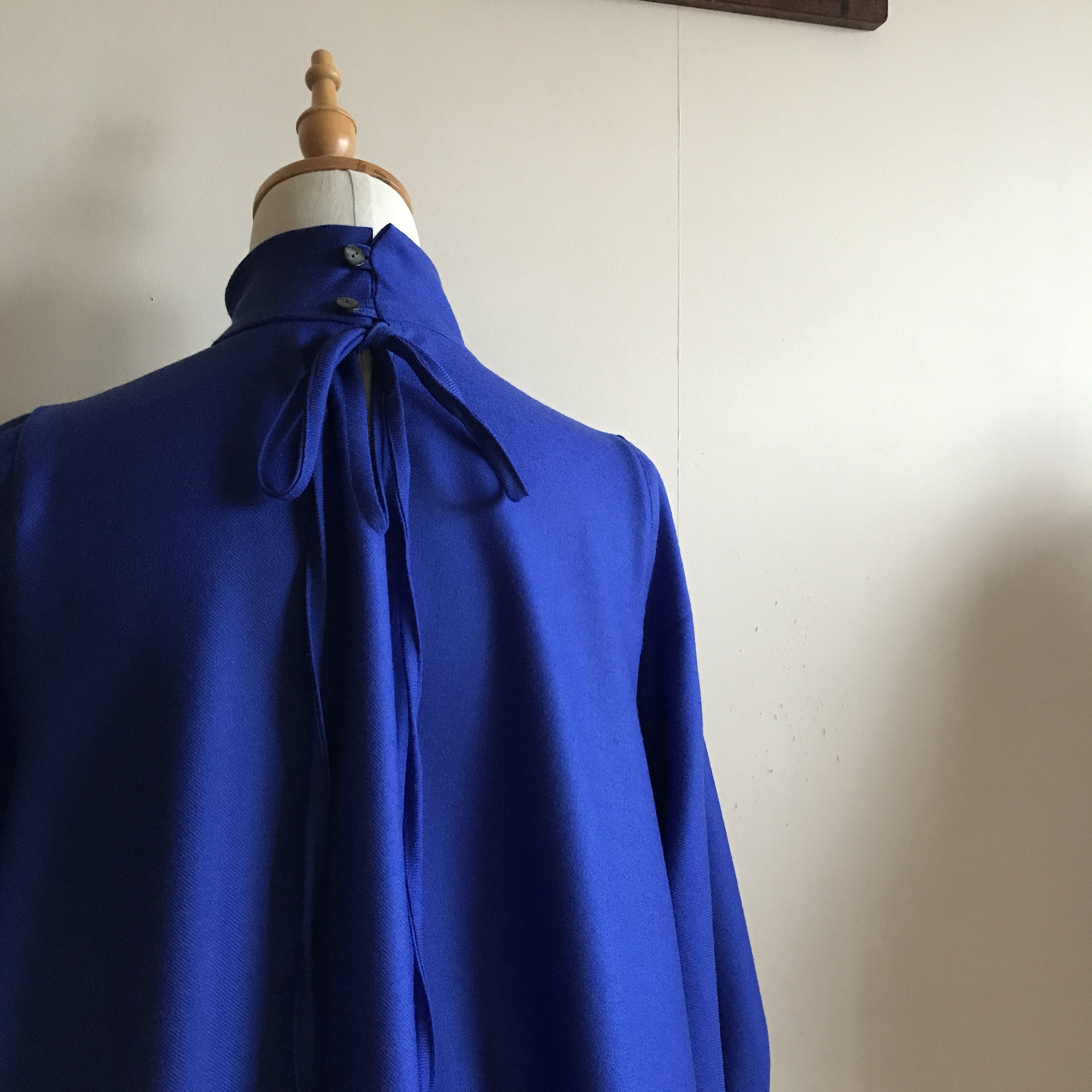 イタリア製ウールストレッチ（ロイヤルブルー）で作ったハイネックフレアワンピース