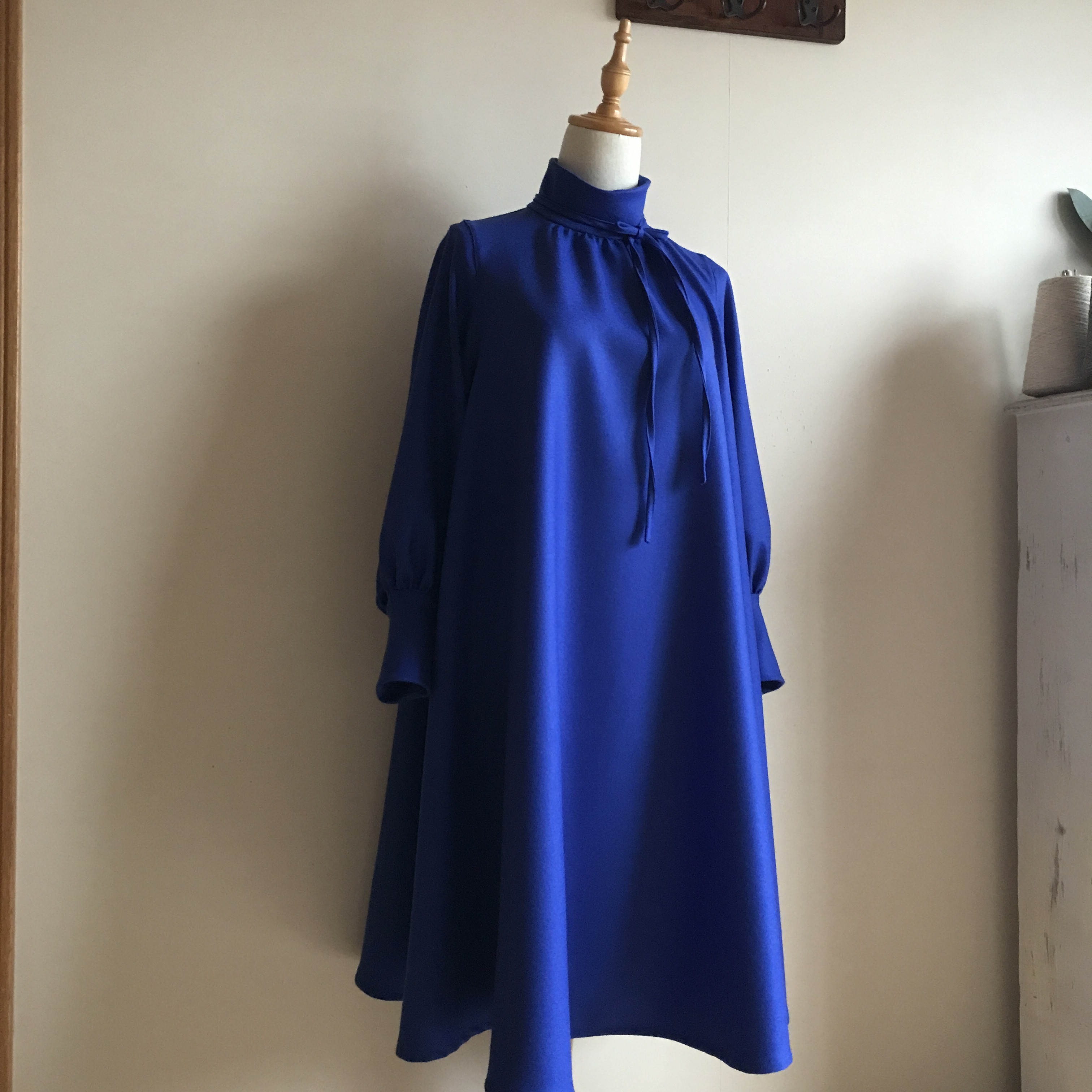 イタリア製ウールストレッチ（ロイヤルブルー）で作ったハイネックフレアワンピース