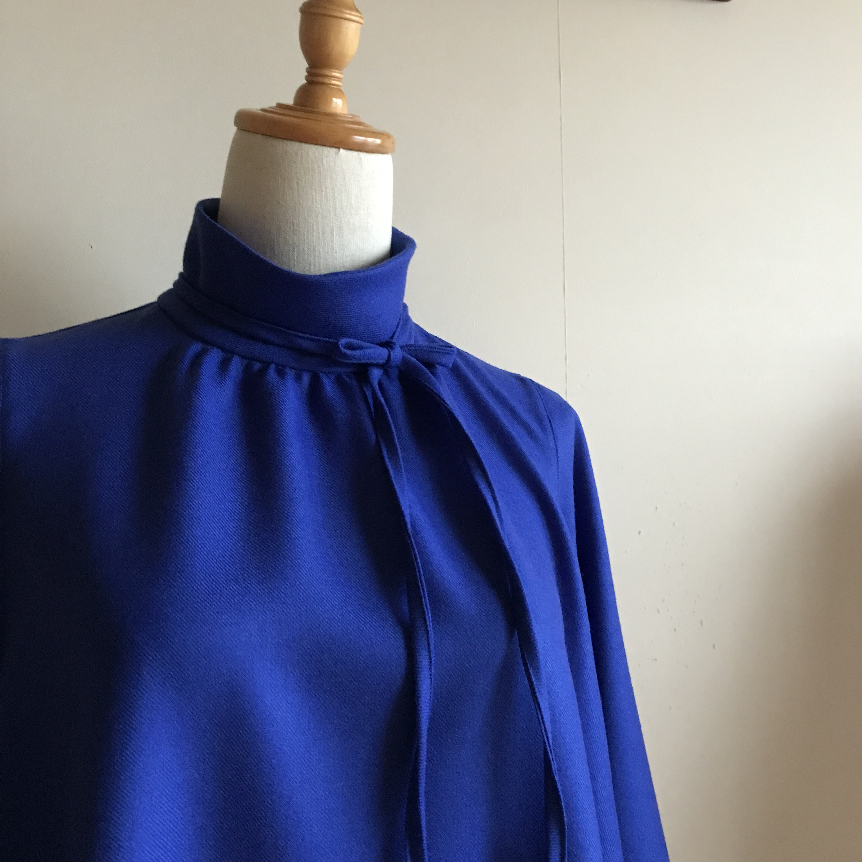イタリア製ウールストレッチ（ロイヤルブルー）で作ったハイネックフレアワンピース