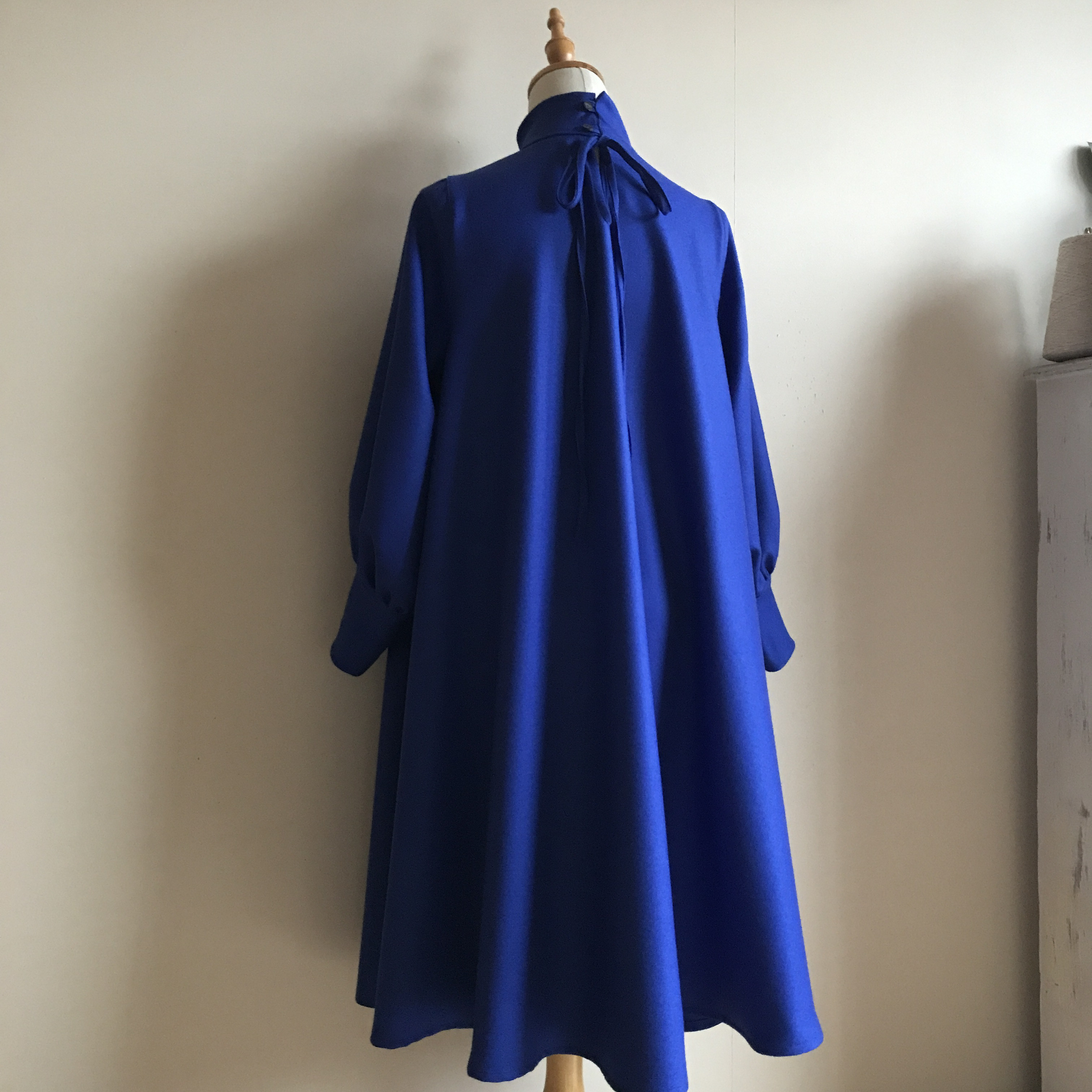 イタリア製ウールストレッチ（ロイヤルブルー）で作ったハイネックフレアワンピース