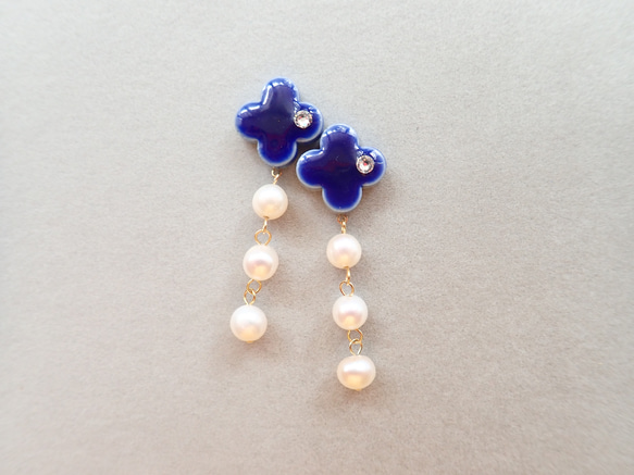 淡水珍珠✕四葉草陶瓷耳環　日本傳統色鐵紺　６月誕生石　耳針可轉耳夾　❊空郵台灣5-7天 第3張的照片