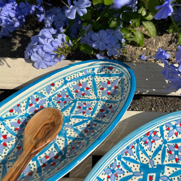 チュニジア・ナブールの陶器　大きさ違いのオバール皿　2枚セット　人を酔わす青と赤 55 4枚目の画像