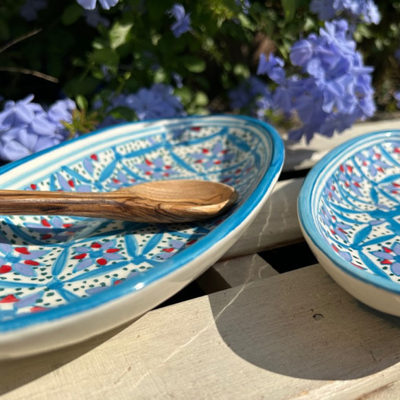 チュニジア・ナブールの陶器　大きさ違いのオバール皿　2枚セット　人を酔わす青と赤 55 2枚目の画像