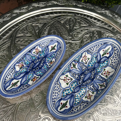 チュニジア・ナブールの陶器　大きさ違いのオバール皿　2枚セット　澄んだブルーが印象的 69 1枚目の画像