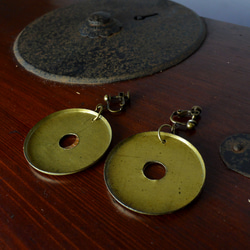 【箪笥金具再生アクセサリー】イヤリング・真鍮・銅・菊・丸 2枚目の画像