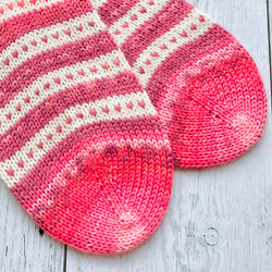 つぶハートが可愛い オパール毛糸の手編み靴下・ピンク 3枚目の画像