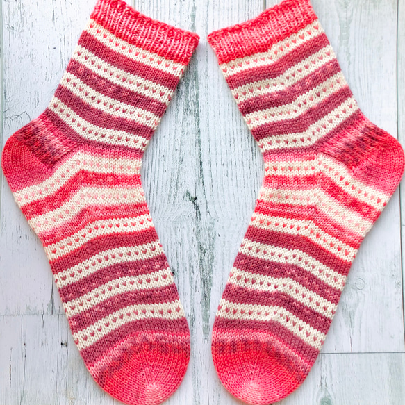 つぶハートが可愛い オパール毛糸の手編み靴下・ピンク 1枚目の画像