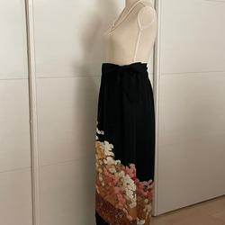 黒留袖リメイク 光琳菊　ロングスカート　正絹　フリーサイズ  大きなサイズ 2枚目の画像