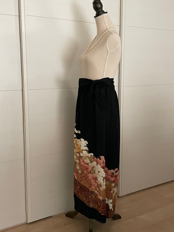黒留袖リメイク 光琳菊　ロングスカート　正絹　フリーサイズ  大きなサイズ 2枚目の画像