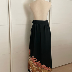 黒留袖リメイク 光琳菊　ロングスカート　正絹　フリーサイズ  大きなサイズ 3枚目の画像