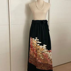 黒留袖リメイク 光琳菊　ロングスカート　正絹　フリーサイズ  大きなサイズ 1枚目の画像