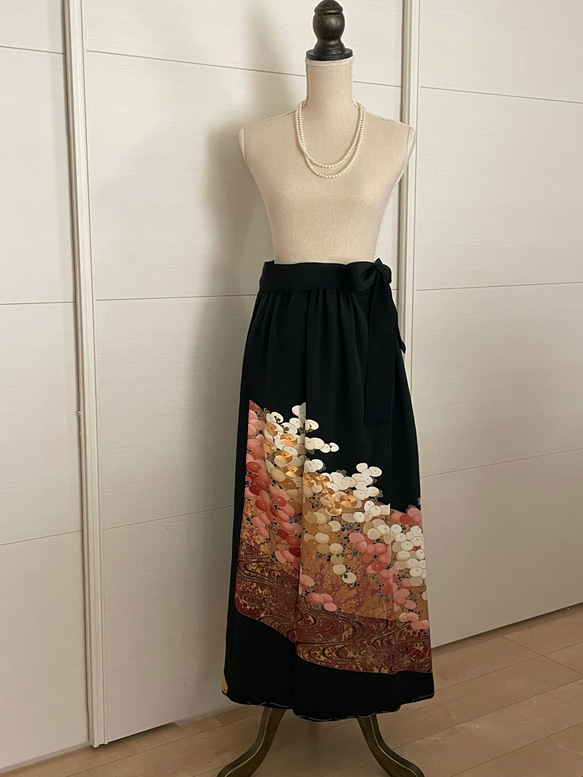 黒留袖リメイク 光琳菊　ロングスカート　正絹　フリーサイズ  大きなサイズ 1枚目の画像