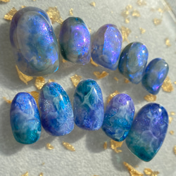 【サイズオーダー】うるうる青の宝石みたいなニュアンスネイルチップ　個性派ネイル　オーロラネイル　マグネットネイル 3枚目の画像
