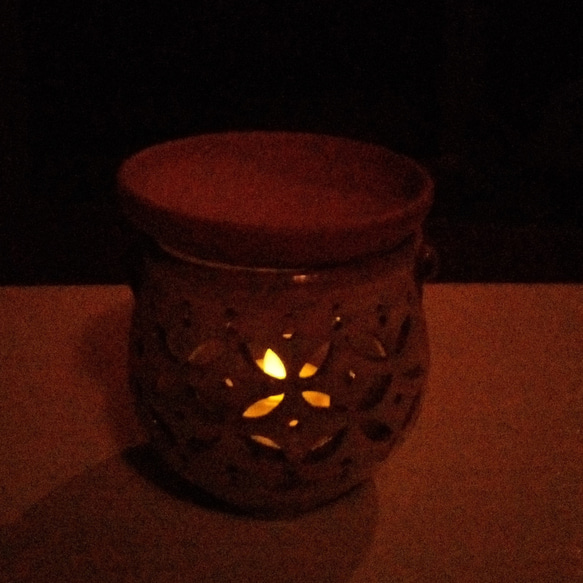 陶器茶香炉『ひまわり』はLED電池式の揺らぎ灯りでランプシェードにもなります（ko 08） 4枚目の画像