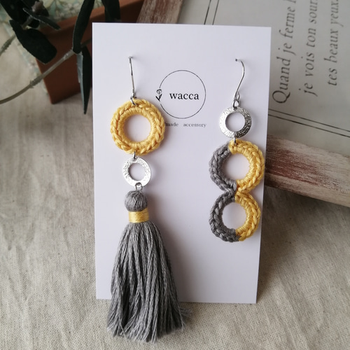 かぎ針編みの輪っかとミニタッセルのアシンメトリーイヤリング ピアス