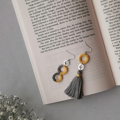 かぎ針編みの輪っかとミニタッセルのアシンメトリーイヤリング ピアス