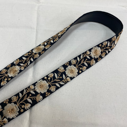 インド刺繍リボン　スマホストラップホルダー付きショルダーストラップ　裏地合皮レザー　ブラック/ゴールドフラワー 5枚目の画像