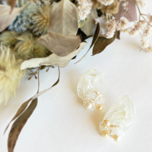 glassy Pearl パール　ビーズ刺繍　レジンピアス　レジンイヤリング　金属アレルギー対応　 3枚目の画像