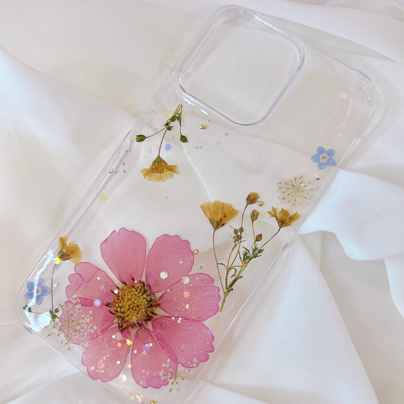 【全機種対応】コスモスの大人可愛い押し花スマホケース 1枚目の画像