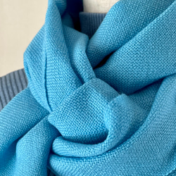 冬空に映えるブルーの手織りストール 5枚目の画像