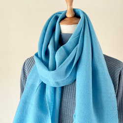 冬空に映えるブルーの手織りストール 4枚目の画像