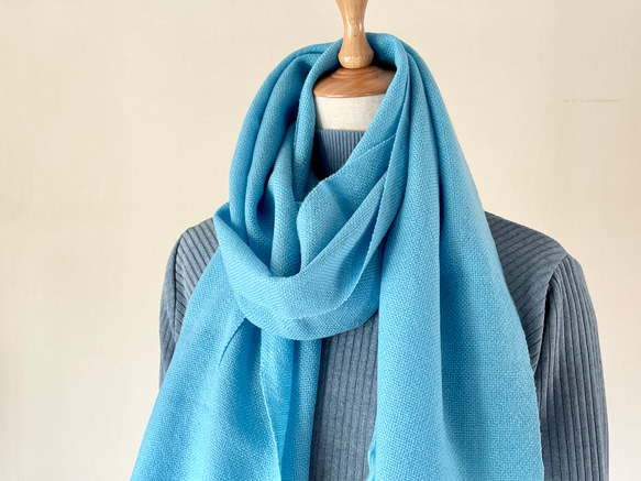 冬空に映えるブルーの手織りストール 4枚目の画像