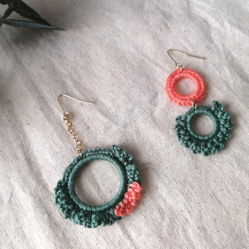 かぎ針編みの輪っかとフリルなアシンメトリーピアス ピアス